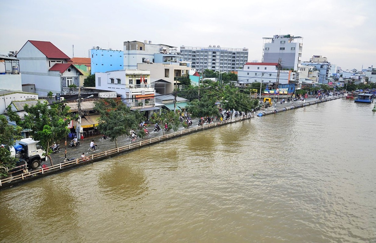 Trieu cuong gay ngap nang, nguoi Sai Gon bi bom loi nuoc-Hinh-4